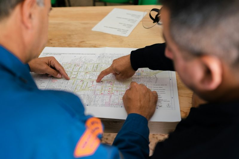 Deux collègues révisant des plans ensemble